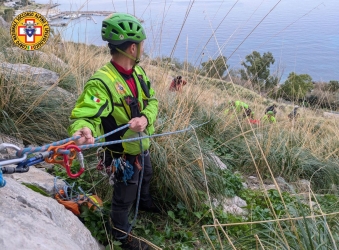 https://www.tp24.it/immagini_articoli/30-12-2025/escursionista-si-fa-male-a-capo-gallo-interviene-il-soccorso-alpino-250.jpg