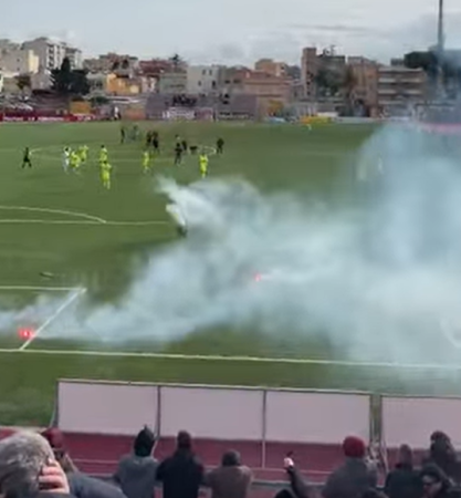 https://www.tp24.it/immagini_articoli/31-01-2026/1769849754-0-la-protesta-contro-antonini-fumogeni-e-petardi-in-campo-daspo-per-tre-tifosi-del-trapani.png