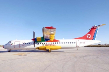 https://www.tp24.it/immagini_articoli/31-08-2026/paura-sul-volo-lampedusa-catania-allarme-incendio-aereo-rientra-con-un-motore-spento-250.jpg