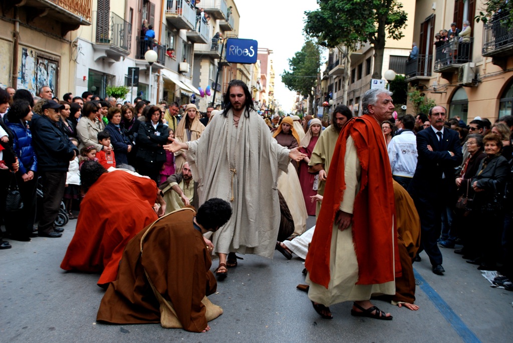 https://www.tp24.it/immagini_eventi/1397552015-1-le-processioni-a-marsala-itinerari.jpg