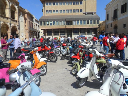 https://www.tp24.it/immagini_eventi/1403021191-16-raduno-di-moto-depoca-citta-di-mazara.jpg