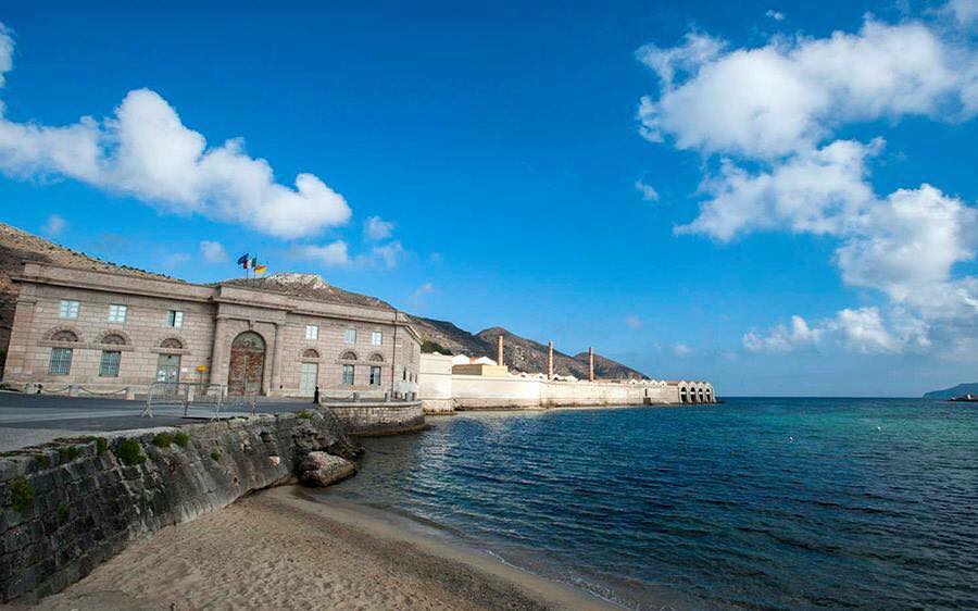 https://www.tp24.it/immagini_eventi/1445514275-week-end-a-favignana-ingresso-libero-all-ex-stabilimento-florio.jpg