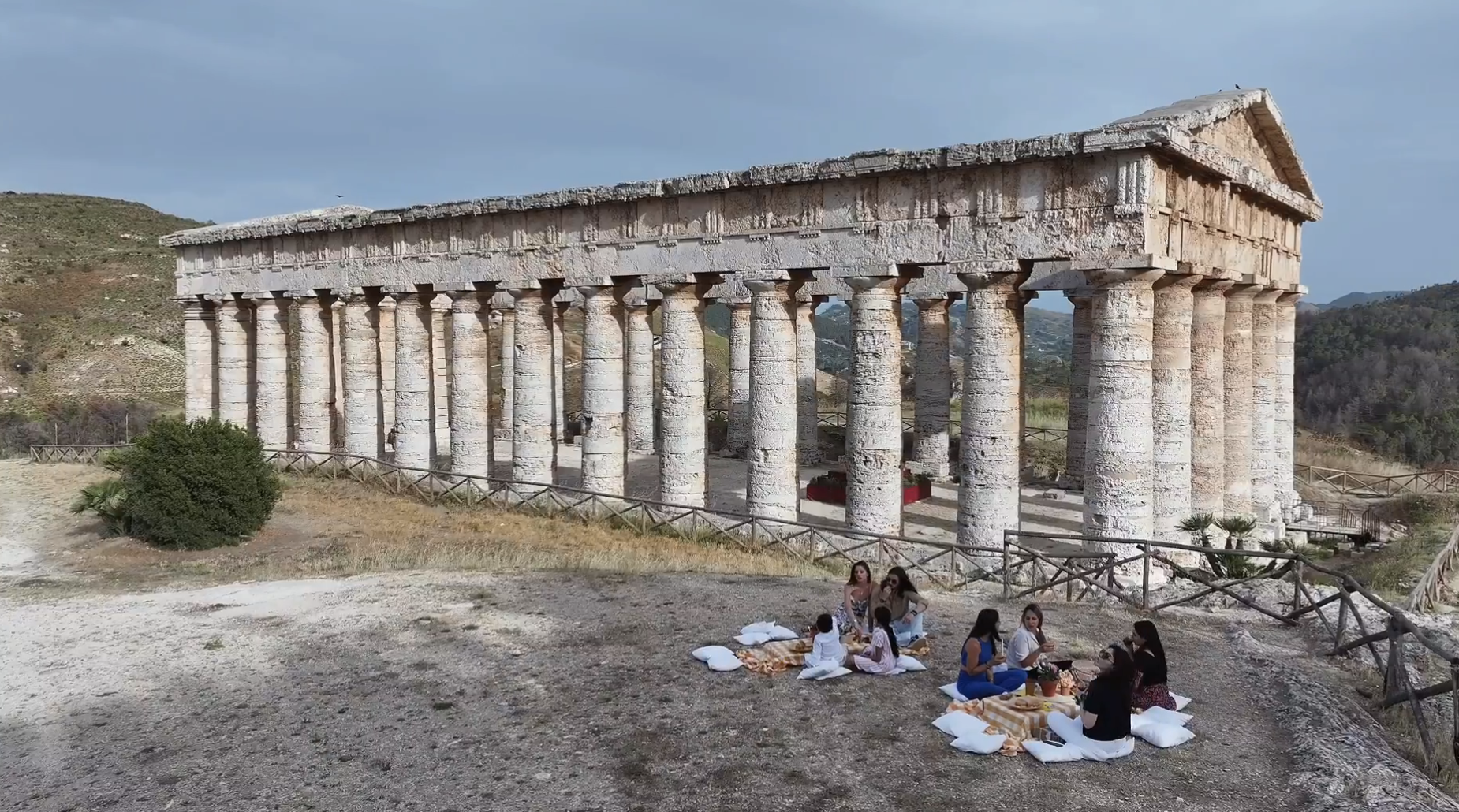 https://www.tp24.it/immagini_eventi/1718958685-segesta-picnic-con-vista-sul-tempio-dorico.png