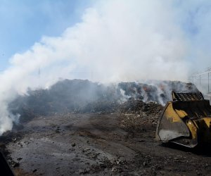 https://www.tp24.it/immagini_articoli/01-06-2020/1591031762-0-marsala-incendio-alla-sicilfert-rifiuti-in-fiamme-per-ore.jpg