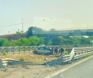 https://www.tp24.it/immagini_articoli/01-07-2022/1656694416-0-campobello-sfonda-con-l-auto-il-guardrail-dell-autostrada-ferito-un-uomo.jpg