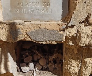 https://www.tp24.it/immagini_articoli/02-11-2022/1667409203-0-i-degrado-e-le-ossa-dei-morti-in-vista-al-cimitero-di-marsala-nbsp.jpg