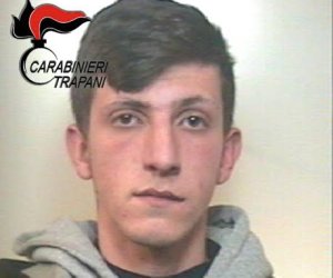 https://www.tp24.it/immagini_articoli/03-03-2017/1488530365-0-alcamo-nascondeva-la-droga-negli-slip-arrestato-19enne-che-aggredisce-i-carabinieri.jpg