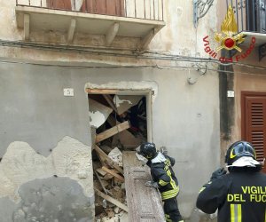 https://www.tp24.it/immagini_articoli/03-03-2018/1520075977-0-marsala-crolla-solaio-centro-intervengono-vigili-fuoco.jpg