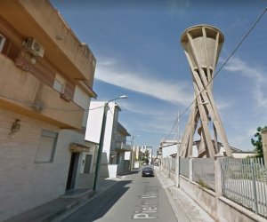 https://www.tp24.it/immagini_articoli/04-01-2022/1641280326-0-castelvetrano-torre-idrica-pericolante-italia-nostra-spiega-perche-non-demolirla.jpg