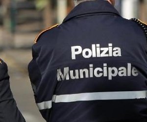 https://www.tp24.it/immagini_articoli/04-02-2019/1549265899-0-castellammare-assetto-polizia-municipale.jpg