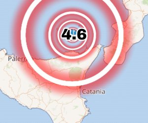 https://www.tp24.it/immagini_articoli/04-12-2022/1670149576-0-terremoto-in-sicilia-frane-in-mare-e-gente-per-strada-nbsp.jpg