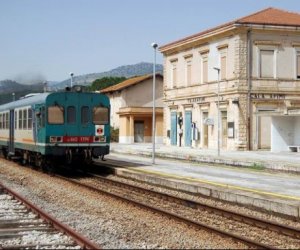 https://www.tp24.it/immagini_articoli/04-12-2023/1701668367-0-nbsp-sicilian-railways-struggling-infrastructure-amidst-ponte-sullo-stretto-plans.jpg