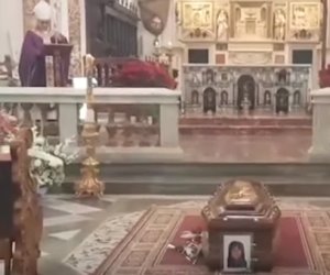 https://www.tp24.it/immagini_articoli/05-02-2020/1580928743-0-mazara-funerali-rosalia-garofalo-vescovo-mogavero-pecora-macello.jpg
