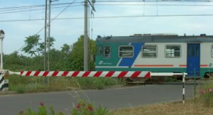 https://www.tp24.it/immagini_articoli/05-10-2014/1412505505-0-trapani-motoape-investita-da-un-treno-tragedia-sfiorata.png
