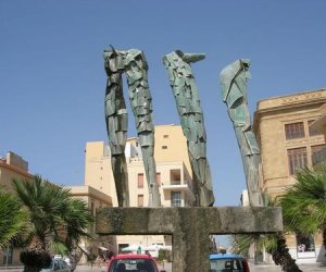 https://www.tp24.it/immagini_articoli/05-12-2021/1638690889-0-mazara-del-vallo-restaurata-scultura-fontana-di-consagra.jpg