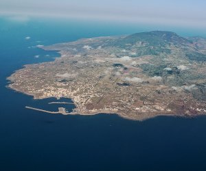 https://www.tp24.it/immagini_articoli/06-03-2021/1615037039-0-pantelleria-vuole-la-zona-bianca-imprenditori-e-commercianti-scrivono-a-musumeci.jpg