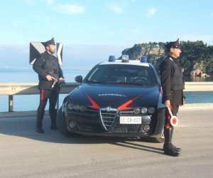 https://www.tp24.it/immagini_articoli/07-02-2023/1675767886-0-alcamo-tampona-i-carabinieri-e-scappa.jpg