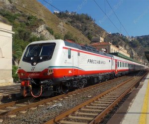 https://www.tp24.it/immagini_articoli/07-06-2022/1654585304-0-sicilia-il-rivoluzionario-treno-nbsp-frecciabianca-sara-fermo-per-tutta-l-estate.jpg