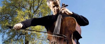 https://www.tp24.it/immagini_articoli/08-08-2019/1565298830-0-barocco-rock-marsala-body-cello-musicista-giovanni-sollima.jpg