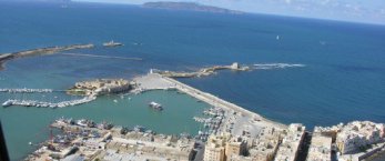 https://www.tp24.it/immagini_articoli/09-04-2017/1491748802-0-naufraghi-soccorsi-in-mare-e-sbarcati-al-porto-di-trapani.jpg