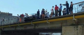https://www.tp24.it/immagini_articoli/09-06-2014/1402288720-0-mazara-auto-rischia-di-cadere-dal-ponte-per-colpa-del-passamani-fatiscente.jpg