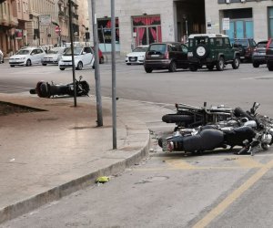 https://www.tp24.it/immagini_articoli/09-07-2020/1594308337-0-trapani-vandali-in-azione-nel-centro-storico-moto-e-scooter-scaraventati-a-terra.jpg