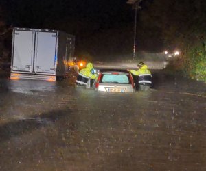 https://www.tp24.it/immagini_articoli/10-02-2023/1676016472-0-il-ciclone-di-neve-e-pioggia-mette-in-ginocchio-la-sicilia-persone-bloccate-e-tanti-danni.jpg