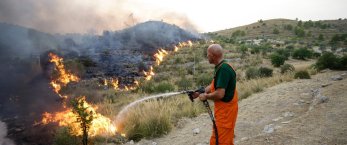 https://www.tp24.it/immagini_articoli/10-04-2024/1712773076-0-incendi-in-sicilia-nbsp-operai-forestali-assegnati-esclusivamente-al-contrasto-dei-roghi.jpg