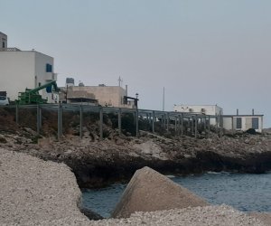 https://www.tp24.it/immagini_articoli/11-05-2023/1683813785-0-levanzo-le-proteste-per-una-struttura-sulla-costa-di-fronte-al-porto.jpg
