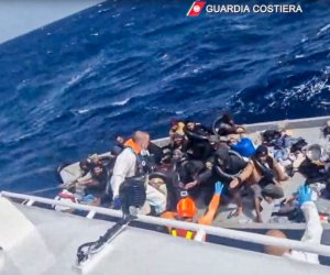 https://www.tp24.it/immagini_articoli/12-04-2024/1712909929-0-9-people-killed-as-boat-capsizes-in-mediterranean-italy-coast-guard-says.jpg