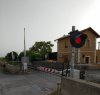 https://www.tp24.it/immagini_articoli/12-08-2021/1628796042-0-marsala-il-treno-passa-e-il-passaggio-a-livello-di-san-leonardo-rimane-aperto.jpg