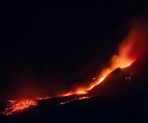 https://www.tp24.it/immagini_articoli/14-12-2020/1607978019-0-spettacolo-e-paura-sull-etna-fontane-di-lava-esplosioni-il-video.jpg