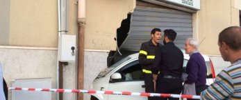 https://www.tp24.it/immagini_articoli/15-05-2016/1463345986-0-incidenti-stradali-due-morti-in-sicilia-auto-sfonda-saracinesca-a-trapani.jpg