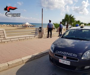 https://www.tp24.it/immagini_articoli/15-07-2019/1563182364-0-furti-spiaggia-giuliano-carabinieri-arrestano-ladro-colto-fatto.jpg