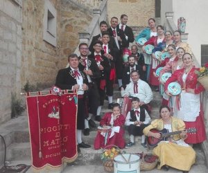 https://www.tp24.it/immagini_articoli/15-08-2018/1534337166-0-marsala-picciotti-mataro-repubblica-ceca-festival-folklore-pisek.jpg