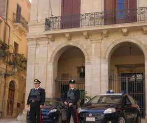 https://www.tp24.it/immagini_articoli/15-10-2019/1571146705-0-salemi-perseguita-minaccia-morte-compagna-arrestato-carabinieri.jpg