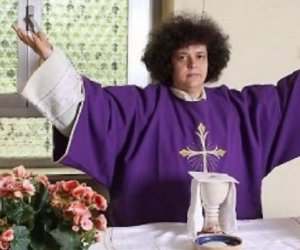 https://www.tp24.it/immagini_articoli/17-05-2021/1621247988-0-sicilia-maria-vittoria-longhitano-e-nbsp-la-prima-donna-vescovo-d-italia.jpg