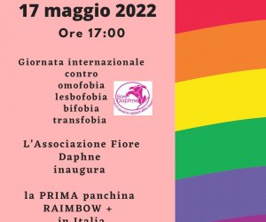 https://www.tp24.it/immagini_articoli/17-05-2022/1652769656-0-a-castellammare-una-panchina-rainbow-contro-le-discriminazioni.jpg