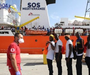 https://www.tp24.it/immagini_articoli/17-09-2017/1505633705-0-hundreds-migrants-disembark-sicilian-port-trapani.jpg