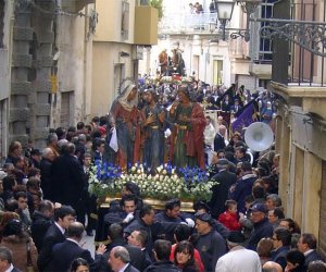 https://www.tp24.it/immagini_articoli/18-04-2019/1555596773-0-trapani-giorno-processione-misteri-percorso-novita-polemiche.jpg