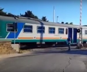 https://www.tp24.it/immagini_articoli/18-07-2016/1468829594-0-marsala-ci-risiamo-passa-il-treno-e-il-passaggio-a-livello-resta-aperto.jpg