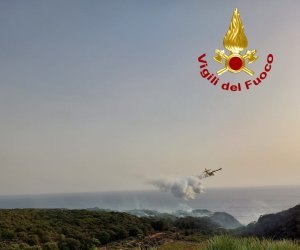https://www.tp24.it/immagini_articoli/18-08-2022/1660813972-0-immagini-e-video-da-pantelleria-ecco-perche-l-incendio-e-doloso-nbsp.jpg