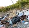 https://www.tp24.it/immagini_articoli/18-08-2022/1660831589-0-marsala-i-rifiuti-abbandonati-a-paolini-a-due-passi-dai-vigneti-il-video.jpg