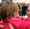 https://www.tp24.it/immagini_articoli/18-10-2013/1382084670-0-papa-francesco-abbraccia-una-bimba-marsalese.jpg