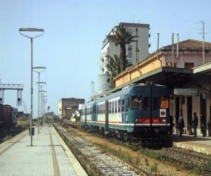 https://www.tp24.it/immagini_articoli/19-01-2020/1579452179-0-treni-lumaca-trapani-castelvetrano-protesta-passeggeri.jpg