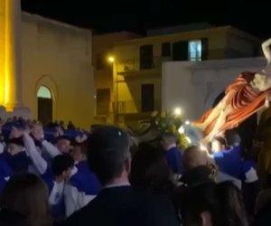 https://www.tp24.it/immagini_articoli/19-04-2022/1650345866-0-sicilia-pasqua-cade-statua-del-cristo-durante-processione.jpg