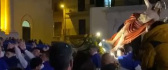 https://www.tp24.it/immagini_articoli/19-04-2022/1650345866-0-sicilia-pasqua-cade-statua-del-cristo-durante-processione.jpg