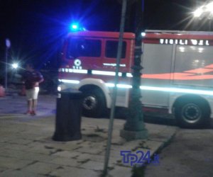 https://www.tp24.it/immagini_articoli/19-06-2019/1560919022-0-incendio-porto-trapani-fuoco-barca.jpg