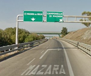 https://www.tp24.it/immagini_articoli/19-08-2019/1566203925-0-distrae-percorre-contromano-autostrada-castelvetrano-campobello.png