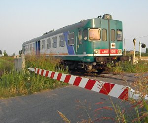 https://www.tp24.it/immagini_articoli/19-09-2023/1695136073-0-treno-investe-un-auto-sulla-linea-mazara-petrosino.jpg